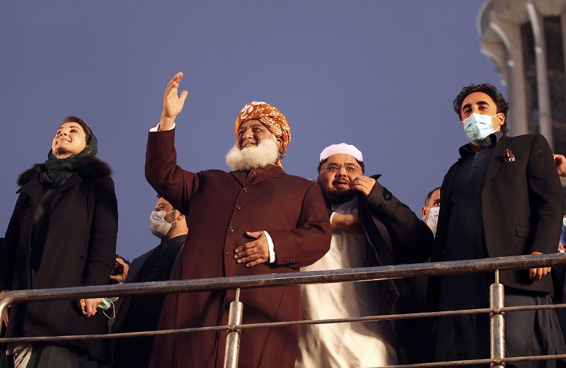 کوئی آر ہوا نہ پار