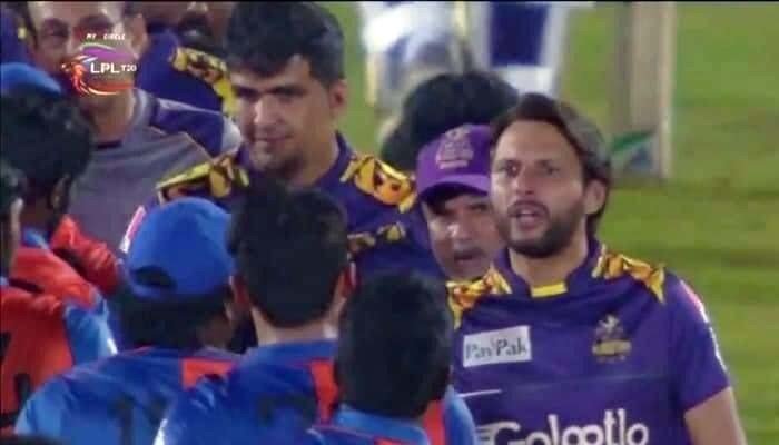 ایل پی ایل: محمد عامر اور آفریدی کی افغان بولر نوین سے تلخ کلامی