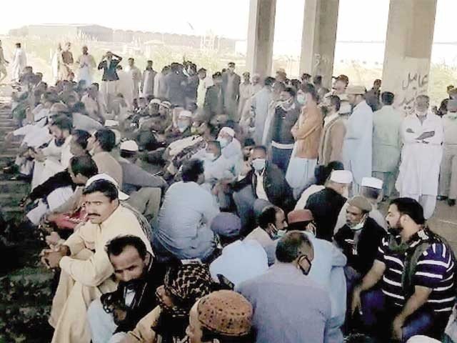 اسٹیل ملز کے برطرف ملازمین کا ریلوے لائن پر دھرنا، نظام درہم برہم