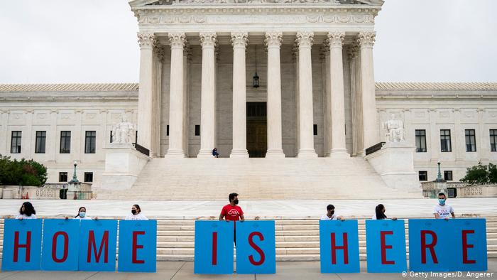 ٹرمپ انتظامیہ ڈریمر امیگریشن پروگرام بحال کرے، امریکی عدالت