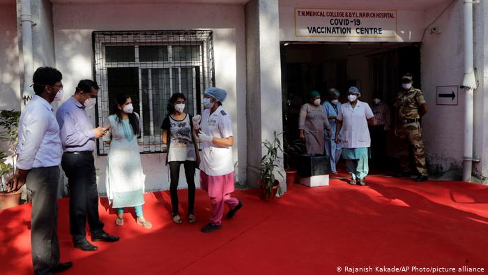 بھارت میں دنیا کی سب سے بڑی کووڈ ویکسین مہم شروع