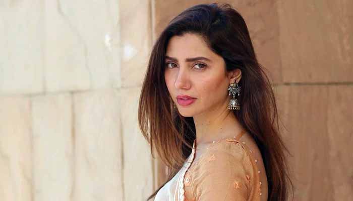 ماہرہ خان کے مداح ناراض، اداکارہ کو بھارت جانے کا مشورہ دیدیا