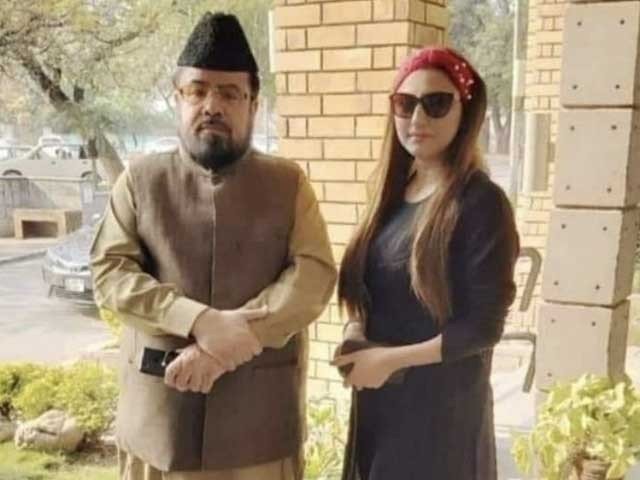 حریم شاہ نے بے ہودہ گفتگو کرنے پر مفتی قوی کو تھپڑ جڑ دیا
