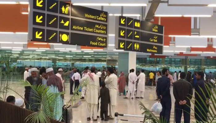 کوالالمپور پی آئی اے طیارہ معاملہ، پاکستان پہنچنے پر شہری پھٹ پڑے
