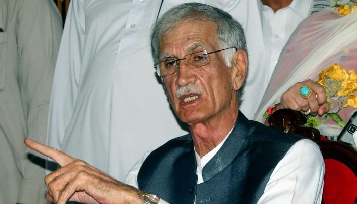 لانگ مارچ میں فضل الرحمان کو حلوہ بھی کھلائیں گے: وزیر دفاع