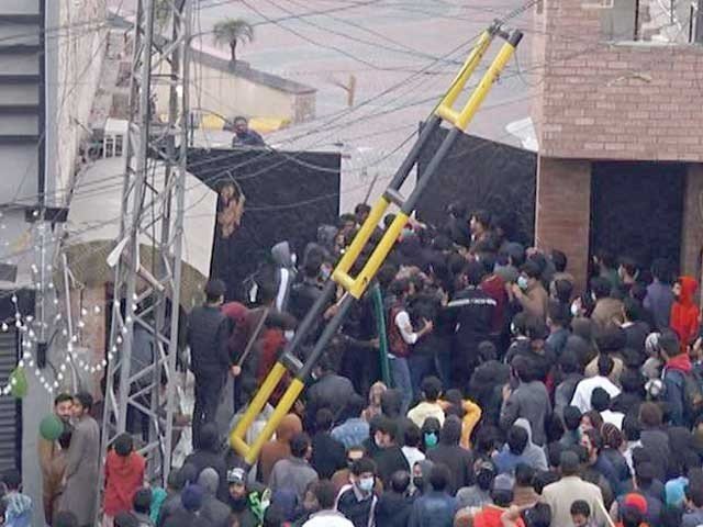 آن لائن امتحانات کیلیے طلبہ کا نجی یونیورسٹی پر دھاوا