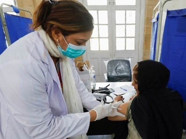 خیبرپختونخوا کے ہیلتھ ورکرز کی کورونا ویکسی نیشن میں تیزی