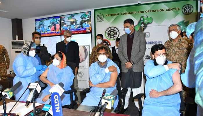 ملک بھر میں ہیلتھ ورکرز کو کورونا ویکسین لگانے کا آغاز کر دیا گیا