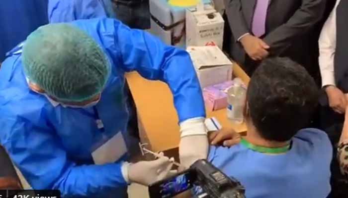 کورونا: کراچی سمیت سندھ بھر میں پہلے روز 979 ہیلتھ ورکرز کو ویکسین دی گئی