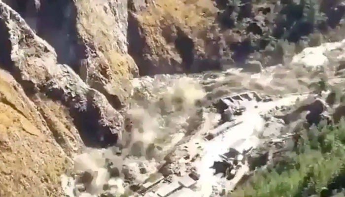 شمالی بھارت میں گلیشئر ٹوٹ کر دریا میں گر گیا