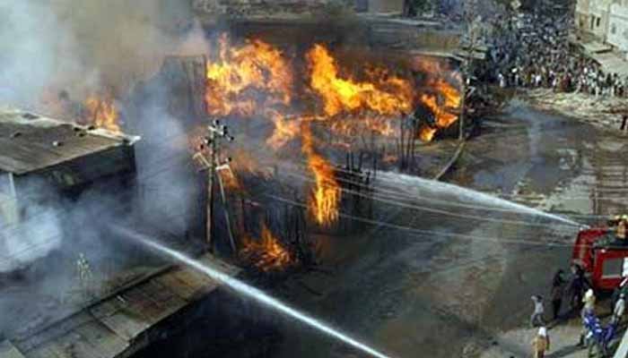 لاہور: اچھرہ بازار میں آگ لگنے سے 10 دکانیں جل کر تباہ