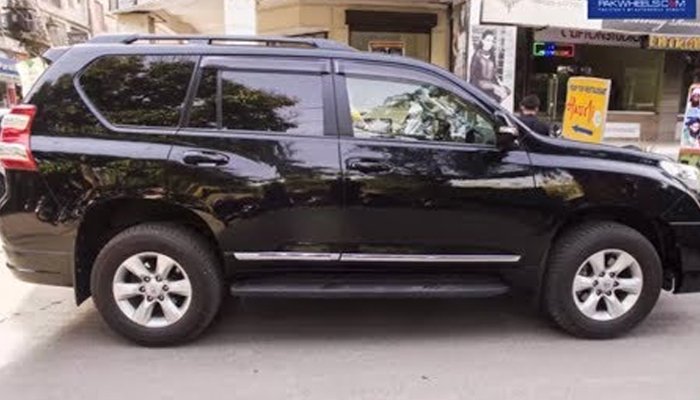 لاہور میں جعلی سرکاری نمبر پلیٹ والی نان کسٹم پیڈ لگژری گاڑی پکڑی گئی