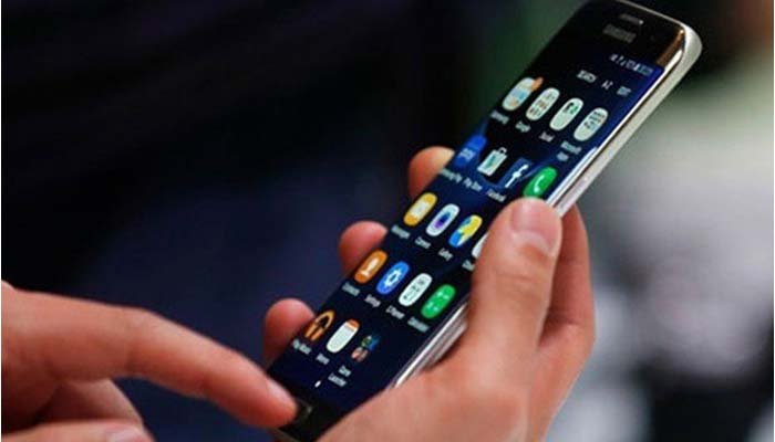 خیبرپختونخوا: محکمہ تعلیم کے ملازمین پر دفتر میں موبائل فون استعمال کرنے پر پابندی عائد