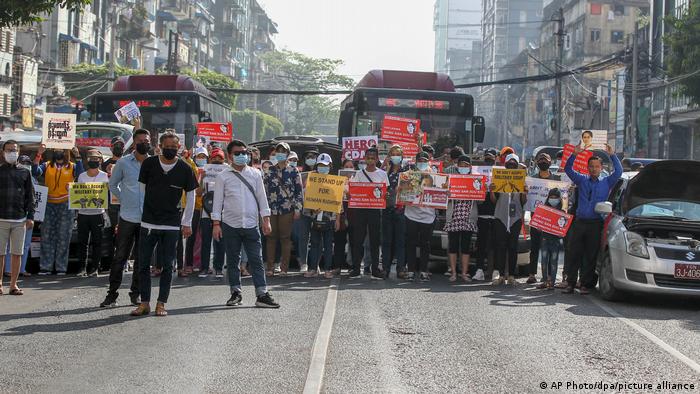 میانمار میں بڑے مظاہرے، شاہراہیں بلاک