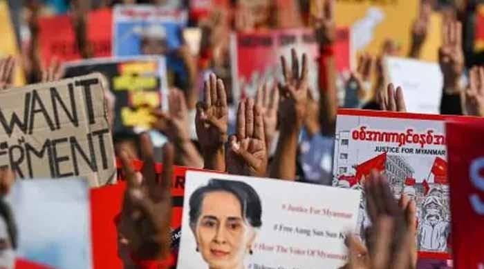 میانمار: فوجی بغاوت کے خلاف عوامی احتجاج کئی شہروں تک پھیل گیا