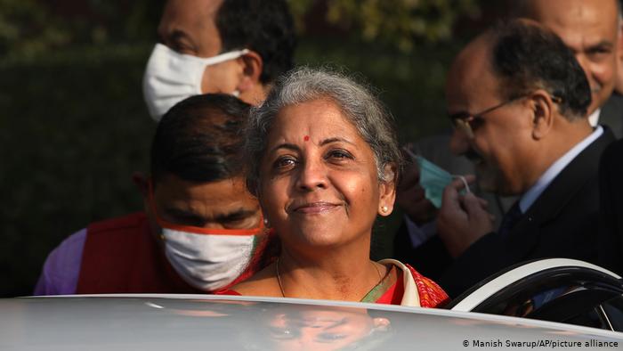 بھارت: مالی بجٹ میں ہیلتھ کیئر کے شعبے میں دوگنا اضافہ، ’کسانوں کی حالت زار نظر انداز‘