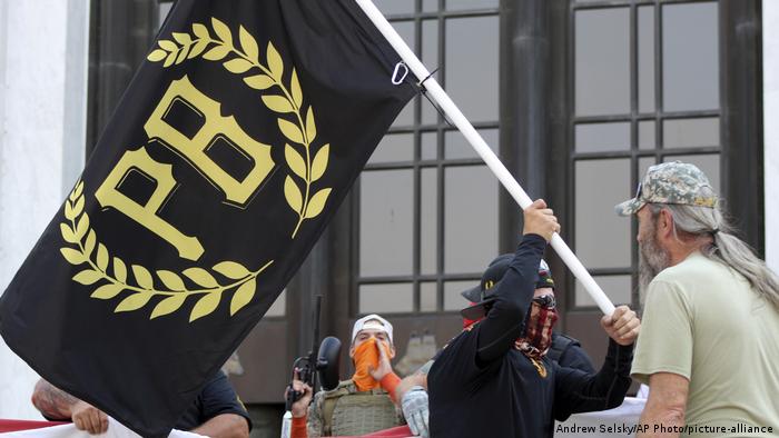 کینیڈا: ‘پراؤڈ بوائز’ گروپ پر دہشت گردی کا لیبل