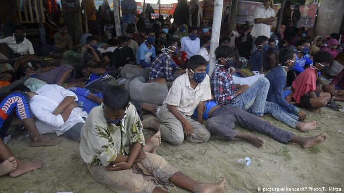 سمندر میں پھنسے روہنگیا مہاجرین کو بچانے کی اپیل