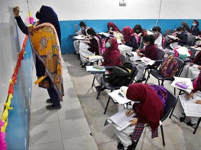خیبر پختونخوا: جامعات میں لڑکیوں کے ٹی شرٹ، جینز پہننے پر پابندی