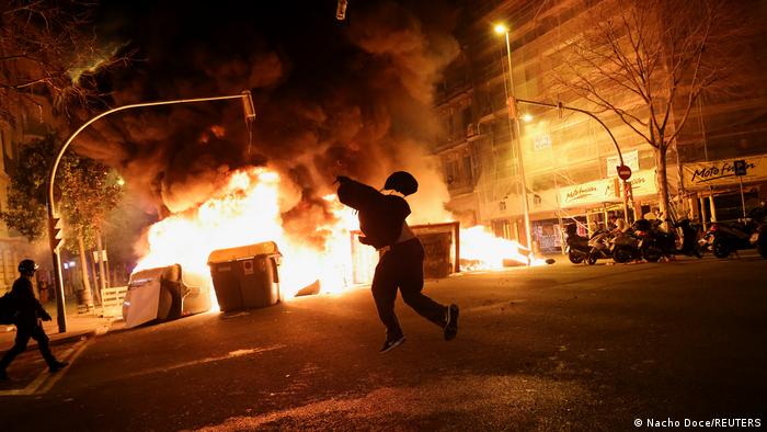 بادشاہ کی توہین پر ہسپانوی ریپر کی گرفتاری اور ہنگامہ آرائی