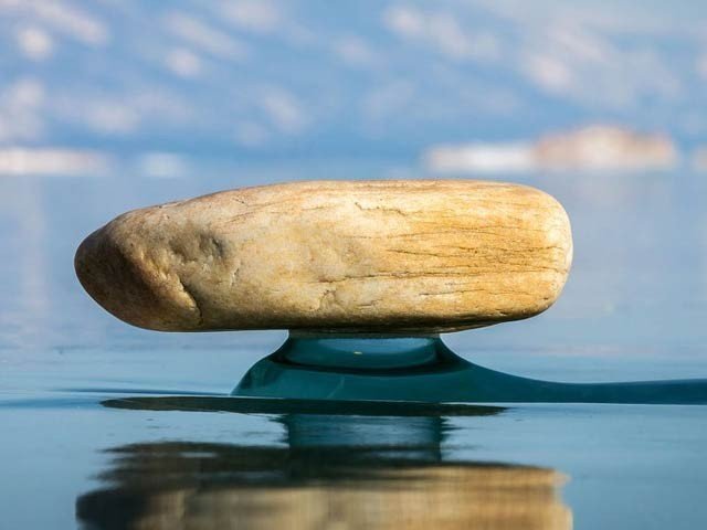 جھیل بیکل کے آبی پاؤں پر ٹکے پتھر