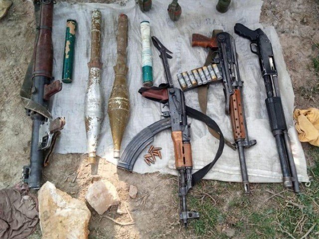 نوشہرہ سے دہشتگردانہ کارروائیوں کے لیے ذخیرہ کئے گئے ہتھیار اور بارودی مواد برآمد