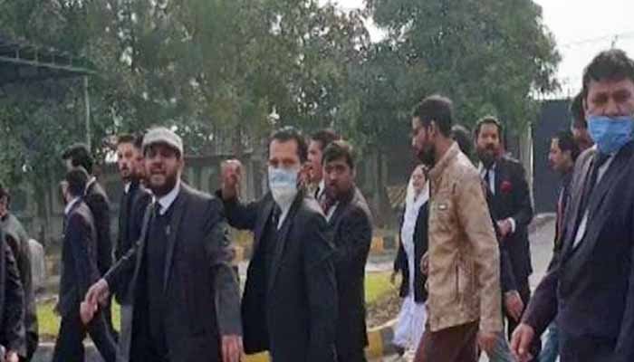 اسلام آباد ہائیکورٹ میں وکلا کا احتجاج، توڑ پھوڑ، چیف جسٹس چیمبر میں محصور