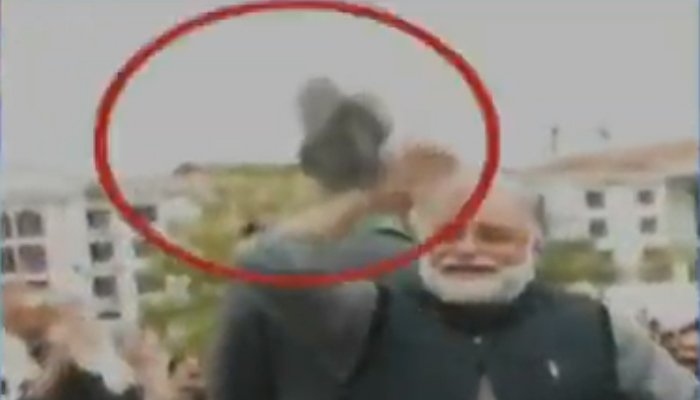 پی ٹی آئی کارکنوں سے تصادم، احسن اقبال پر جوتے سے حملہ