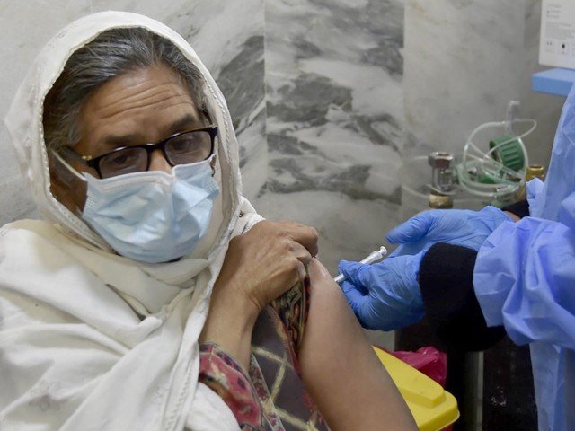 خیبرپختونخوا میں 70 سے کم عمر اور غیر شیڈولڈ افراد کی کورونا ویکسینیشن روک دی گئی