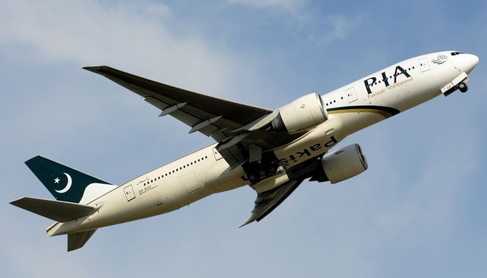 پی آئی اے کے طیارے کے انجن سے پرندہ ٹکرا گیا