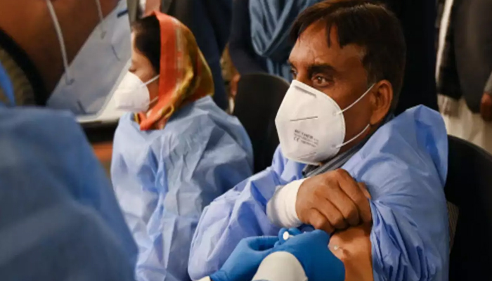 پاکستان میں اب تک کتنے افراد کورونا ویکسین لگوا چکے ہیں؟