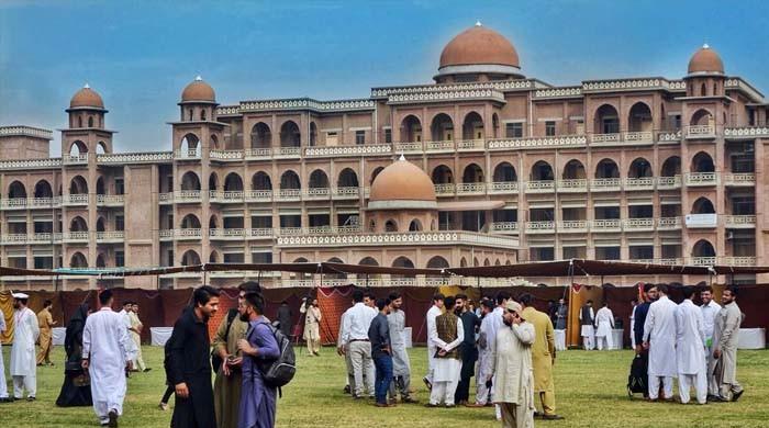 پشاور یونیورسٹی میں طالبات کیلئے شلوار قمیض پہننا لازمی قرار