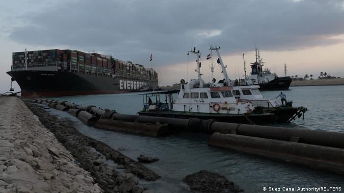 نہر سوئز میں پھنسے ہوئے جہاز کو نکال لیا گیا