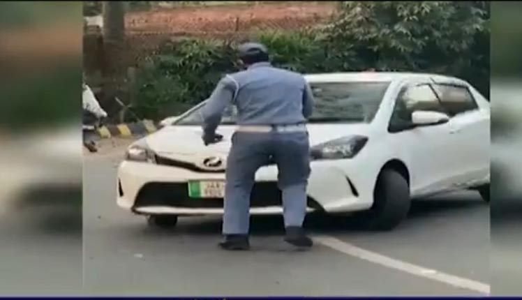 ڈپٹی کمشنر لینڈ ریوینیو نے گاڑی کی ٹکر سے ٹریفک وارڈن کو زخمی کر دیا