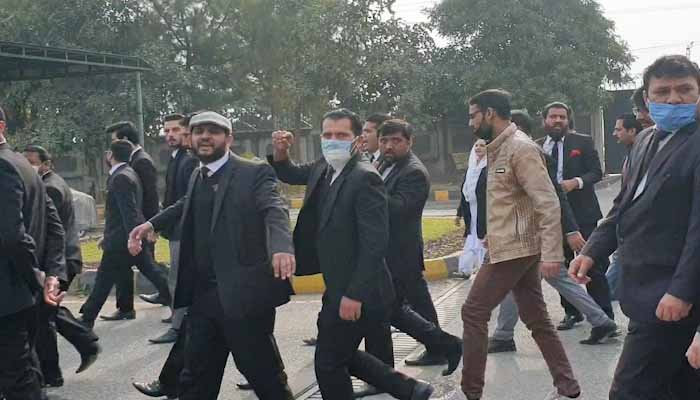 اسلام آباد ہائیکورٹ حملہ کیس: وکلا کے لائسنس بحال کرنے کی استدعا مسترد