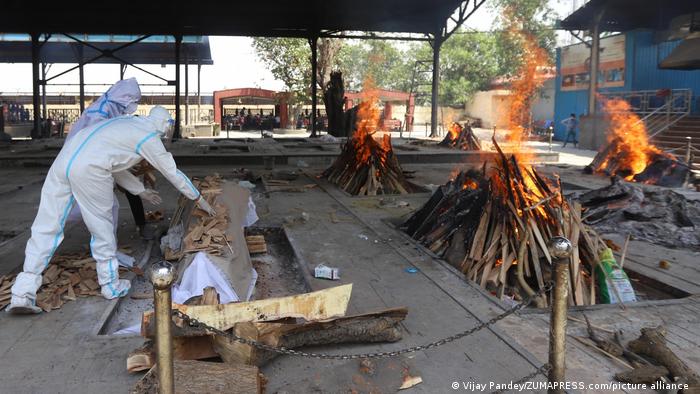 بھارتی شمشان گھاٹوں اور قبرستانوں میں لاشوں کے انبار