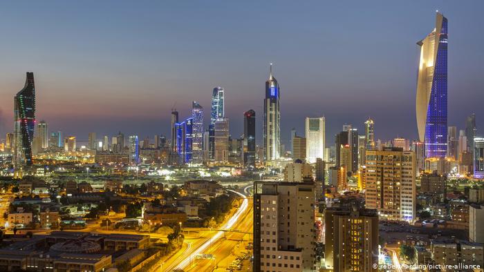 کورونا ویکسین: کویت میں تارکین وطن کو امتیازی رویے کا سامنا