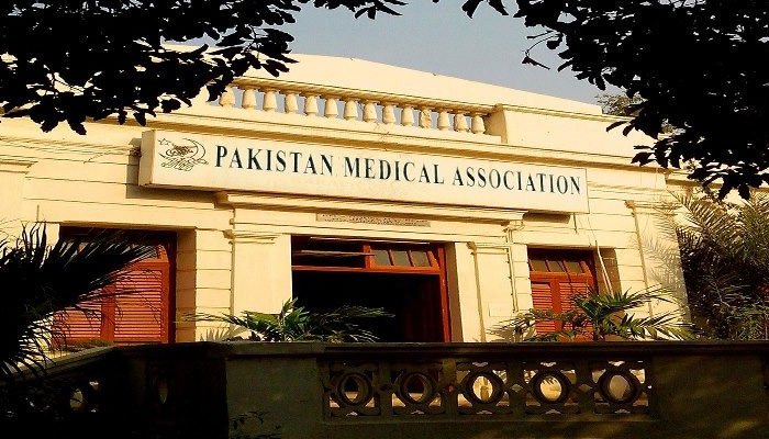 ویکسین کا غیرمتعلقہ افراد کو لگائے جانا کارکردگی پرسوالیہ نشان ہے، پی ایم اے