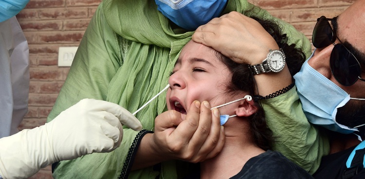 پاکستان: کورونا کی تیسری لہر میں بچے تیزی سے وائرس میں مبتلا ہونے لگے