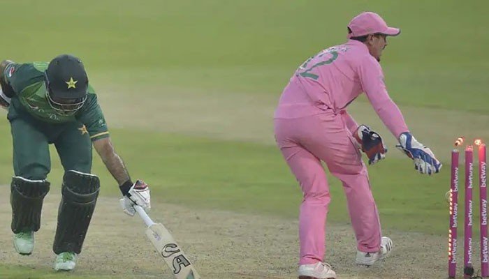 فخر کو اشارے کا معاملہ، ڈی کوک ’فیک فیلڈنگ‘ چارج سے بچ گئے