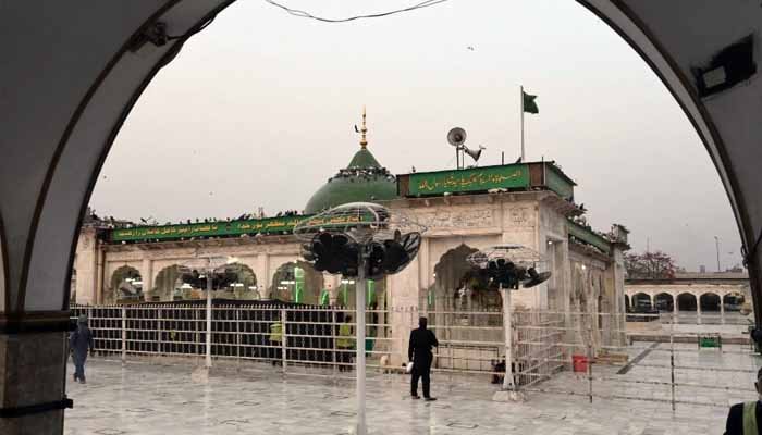 پنجاب: زیادہ کورونا کیسز والے 14 اضلاع میں مزارات کی بندش میں توسیع