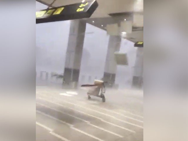 تیز بارش سے باچا خان ایئرپورٹ کی سیلنگ زمین بوس