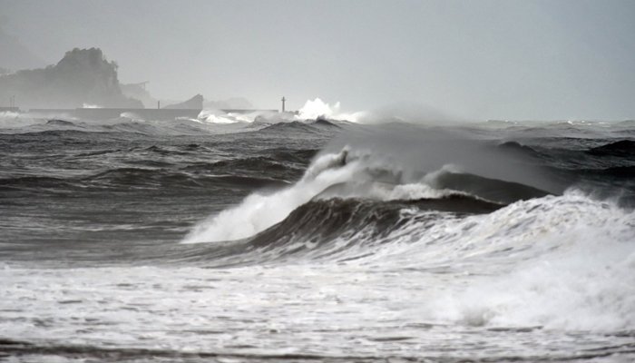 سمندری طوفان کے پاکستانی ساحل سے ٹکرانے کا خطرہ ٹل گیا