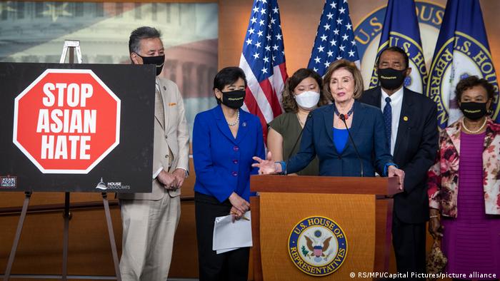 امریکا: ایشیائیوں کے خلاف نفرت انگیز جرائم سے متعلق قانون منظور