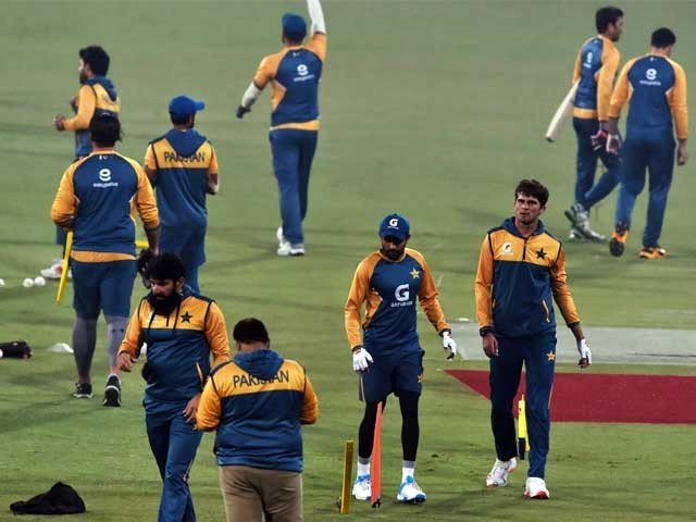 بیٹسمین حریف بولرز کا حوصلہ آزمانے کیلیے تیار