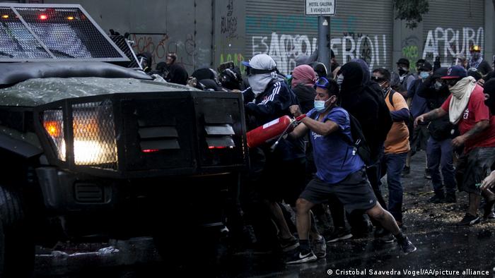 کورونا کے بہانے، کئی ملکوں میں بنیادی حقوق کی پامالی