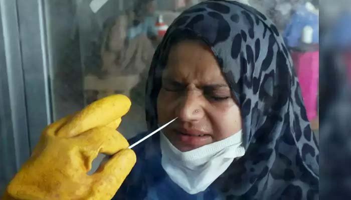 پاکستان: کورونا سے 83 اموات، تین ماہ بعد مثبت کیسز کی شرح سب سے کم