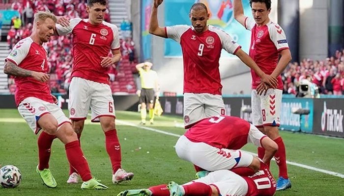 یورو کپ : ڈنمارک اور فن لینڈ کے درمیان میچ میں فٹبالر کو دل کا دورہ پڑ گیا