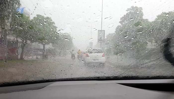 کراچی کے مختلف علاقوں میں بوندا باندی سے موسم خوشگوار