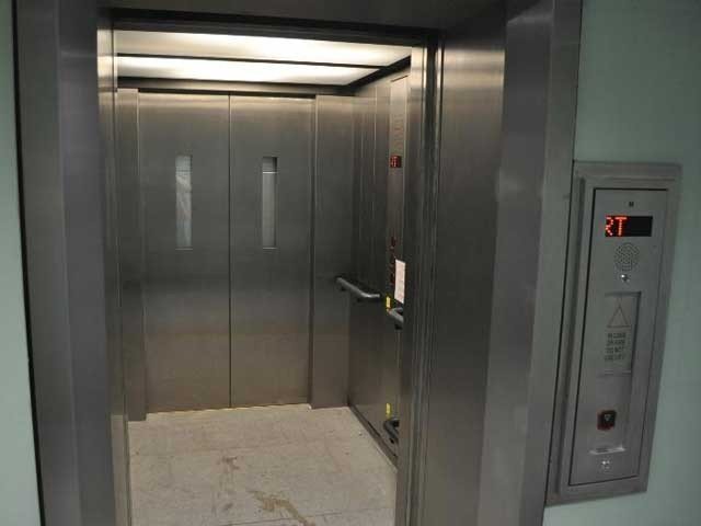 پشاور میں عمارت کی لفٹ پھنسنے سے خواتین اور بچیوں کی حالت بگڑ گئی